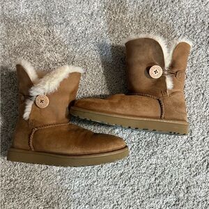Ugg Bailey Button Chestnut